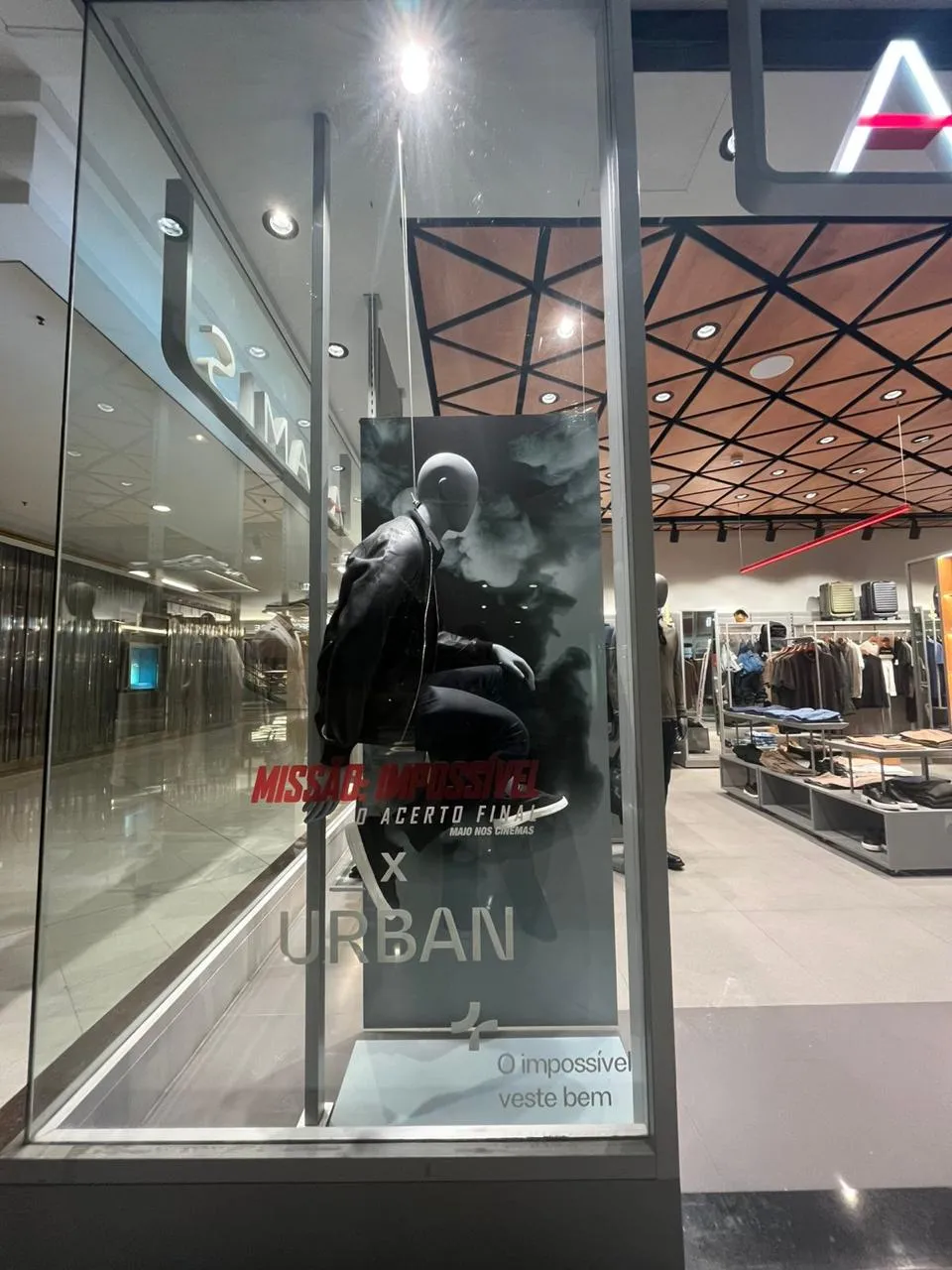 Manequim suspenso escalando parede para vitrine da Urban
