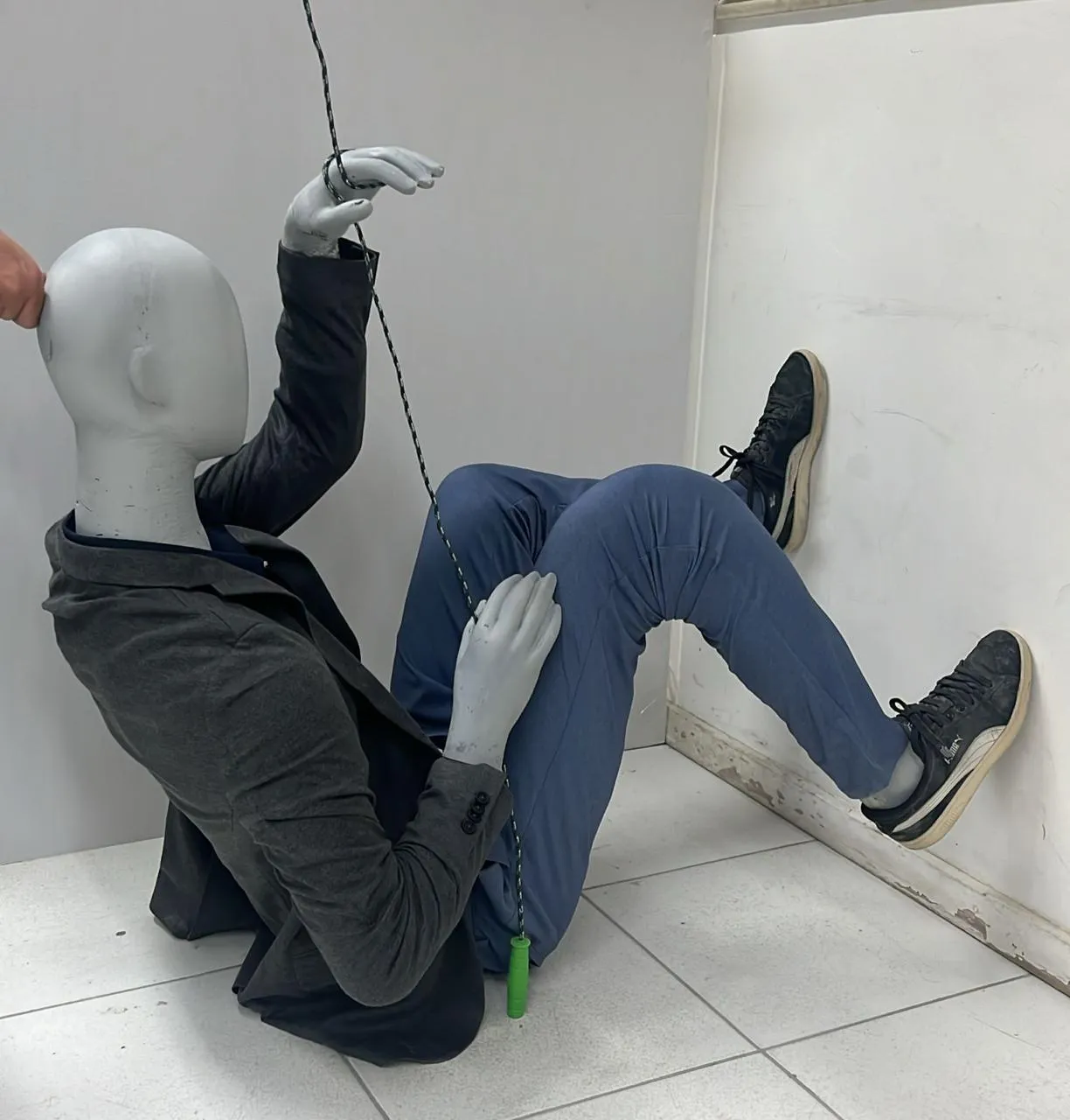 Teste da escultura suspensa ainda na fábrica